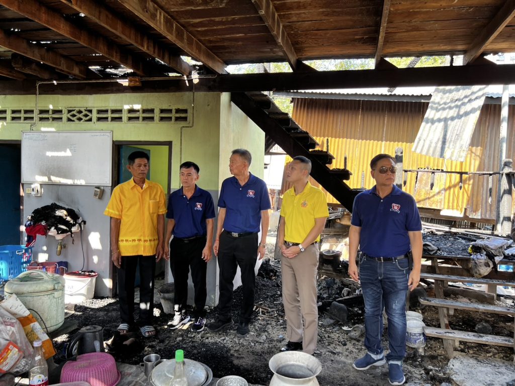 ประธาน กต.ตร.สภ.บ้านหมี่ พร้อมด้วย กต.ตร.สภ.บ้านหมี่ และที่ปรึกษาฯ มอบเงินช่วยเหลือ